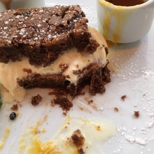 sandwich de brownie con helado de vanilla