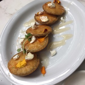 berenjenas fritas com queso de cabra y miel