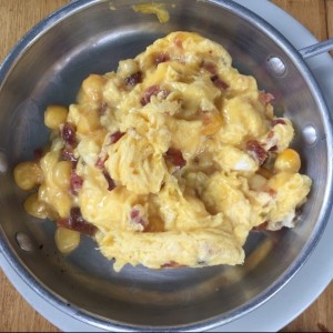 Huevos con maiz y tocineta