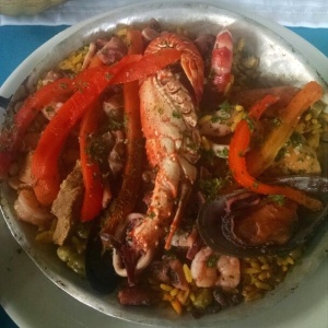 Paella valenciana con langosta