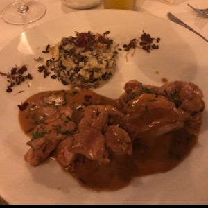 conejo con arroz salvaje