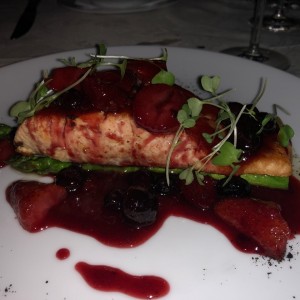 Salmon en salsa de frutos rojos