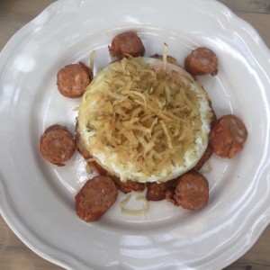 Huevos con chorizo sobre arepa chocolo, desayuno del camino