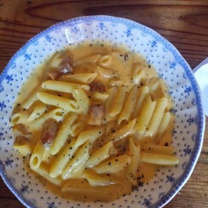 penne con queso y tocineta