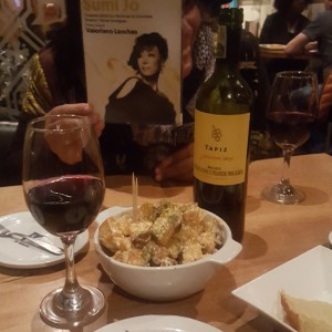 Patatas bravas y merlot argentino.