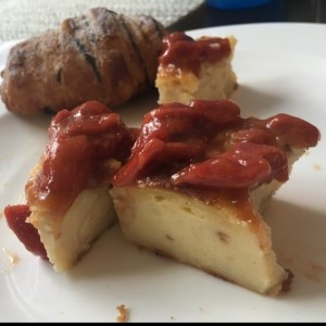 Torta de almojabana con dulce de guayaba y pan de chocolate