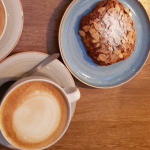 late y pan de almendra y chocolate 