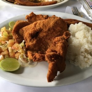 chuleta de pollo con arroz y ensalada