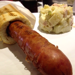 Salchicha especial con ensalada de papa