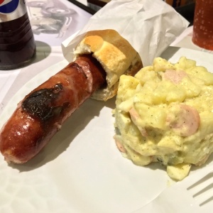Salchicha especial con ensalada de papa