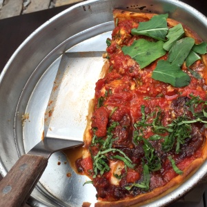 Deep dish de pollo y pesto y de salchicha italiana y pepperoni
