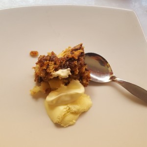 delicioso postre de helado y torta de manzana 