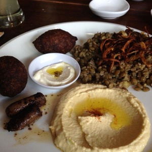 Mezze 4 ( kibbe - makanek - hummus - mjadra)