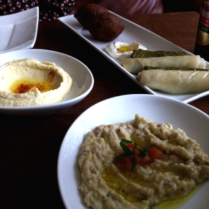Tahine con garbanzo y berenjena, hojas de Parra