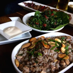 Arroz con almendras, falafel, taboule, brochetas de lomo