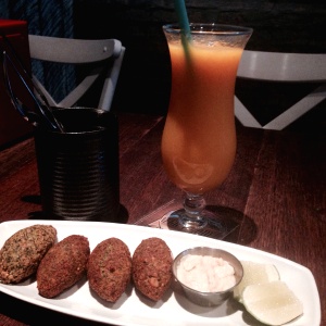 Falafel con tahin y jugo de mango 
