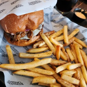 Madison y papas a la francesa 