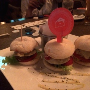 Mini hamburguesas de tres quesos