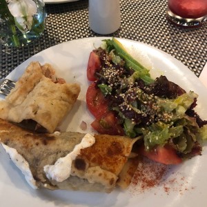 gyro de cerdo con ensalda y crema de yogurt