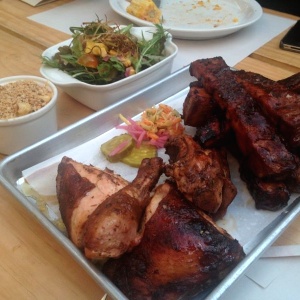 Costillas BBQ, Pollo, Mac&Cheese y ensalada