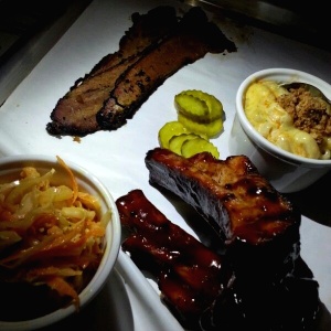 Costillas, pecho de res, cole slaw y mac and cheese