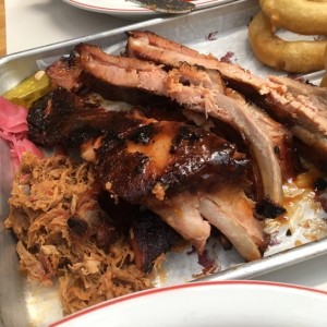 pulled pork, costillas, anillos de cebolla