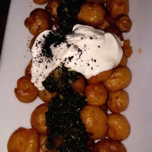 Criollas con sour cream y chimichurri