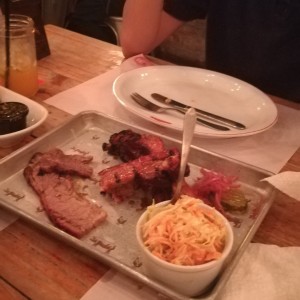 Costillas St Louis, Pecho, ensalada y papas criollas