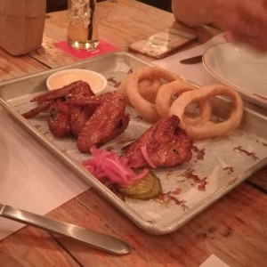 Alitas bbq y Aros de cebolla