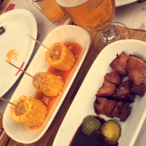 Chicharrones y mazorca dulce