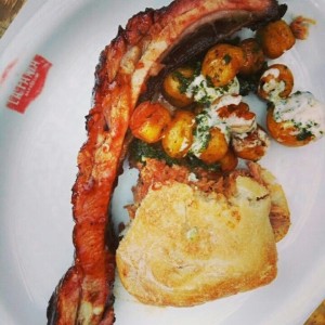 costilla + papas criollas + sanduche de pulled pork