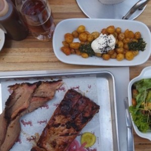 costillas, morrillo, papas criollas con sourceeam y ensalada de la casa