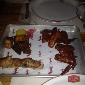 chorizo, chicharron y alitas, delicioso!