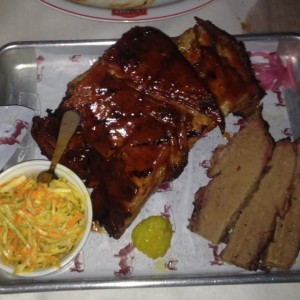 medio rack de costilla, pecho y coleslaw