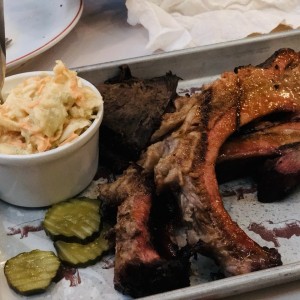 Bandeja para dos: Costillas, pecho y coleslaw salad