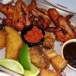 alitas, chicharron y empanadas