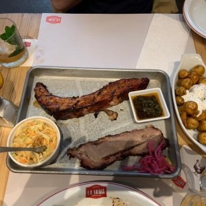 bandeja para dos con costillas de cerdo St Louis, carne Pecho, papa criolla y Cole Slaw