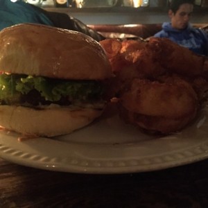 hamburguesa con adicion de queso monster. Aros de cebolla. 