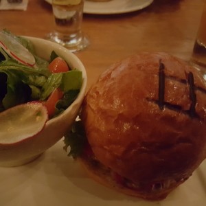hamburguesa con ensalada