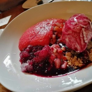 Sopita de arandanos con espuma de fresa y helado.
