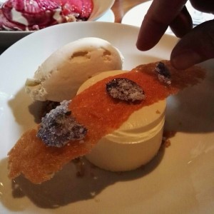 Panacota de lavanta con helado de limonaria.