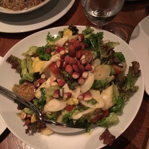 Mezclum con aguacate