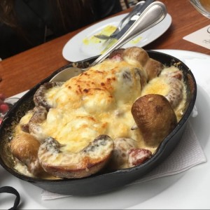 hongos con chorizo gratinados