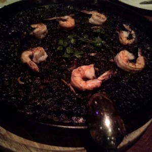 Arroz Negro - Paella, calamar, pulpo y langostinos, en su tinta.
