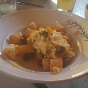 Huevos rotos con txistorra