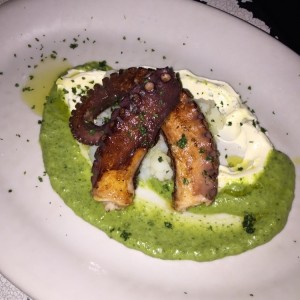 Pulpo a la parrilla con crema agria y mojo verde