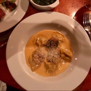ravioli de ricotta y cangrejo azul con salsa de grana padano