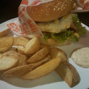 hamburguesa de la casa con huevo
