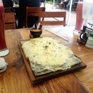 Entrada, patacon con queso y ahogao