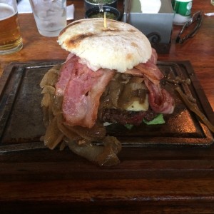 Hamburguesa encebollada con tocineta